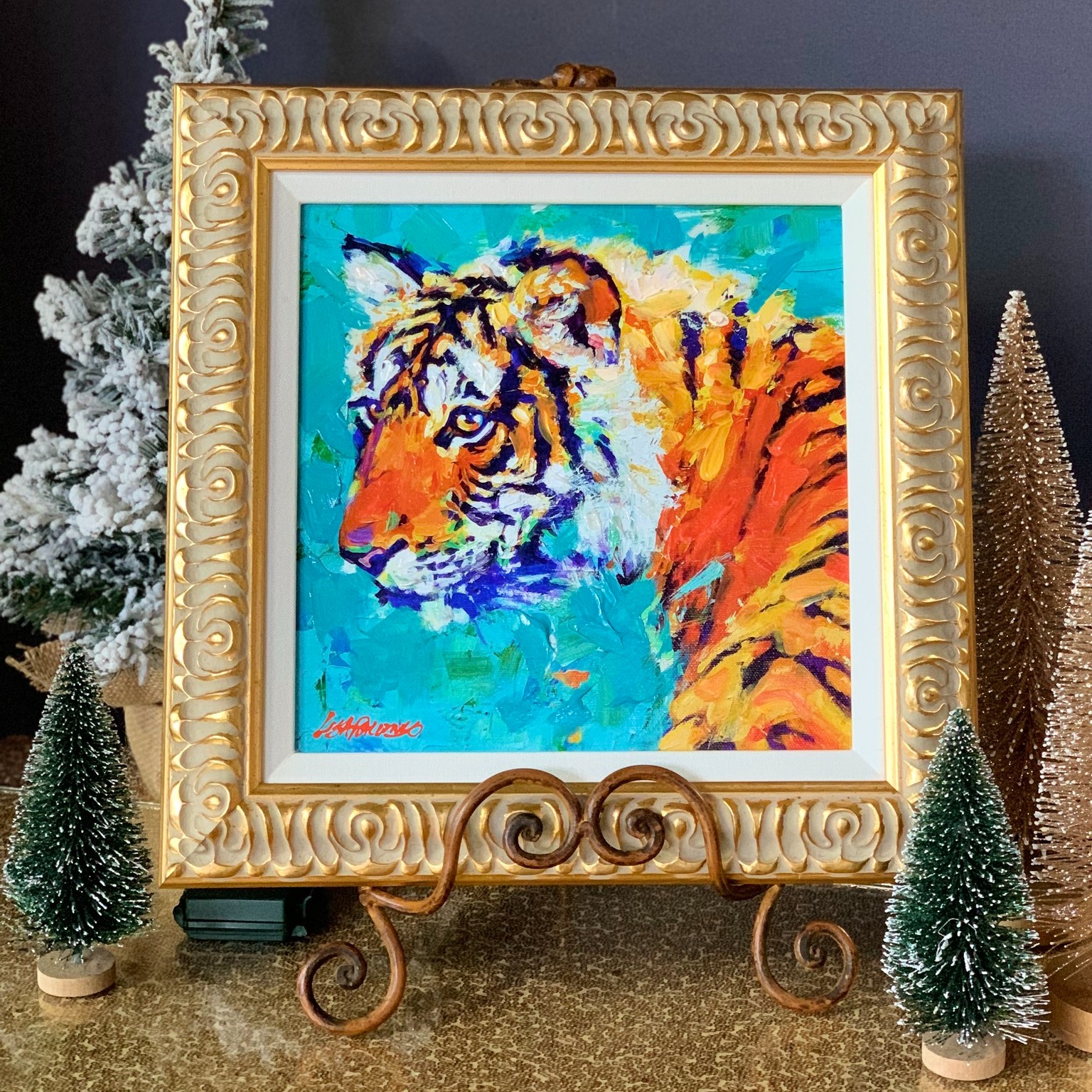 Small business Saturday! "Tigress VI" is adorned in this amazing gilded carved wooden frame. Just love π how it turned out. π― *Use code BlackFriday23 for free shipping at check out.
#smallbusinesssaturday #ShopSmall #tiger #animalia #lisapalomboartist #featurepiece #blackfridaysales #holidayopenstudio